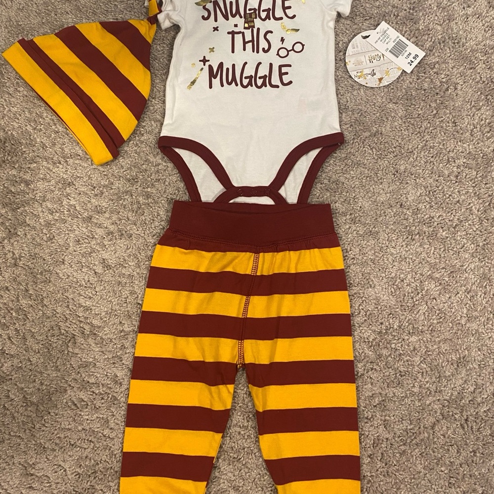 Warner Bros. “Snuggle This Muggle” Harry Potter Set - White, Yellow, and Brown